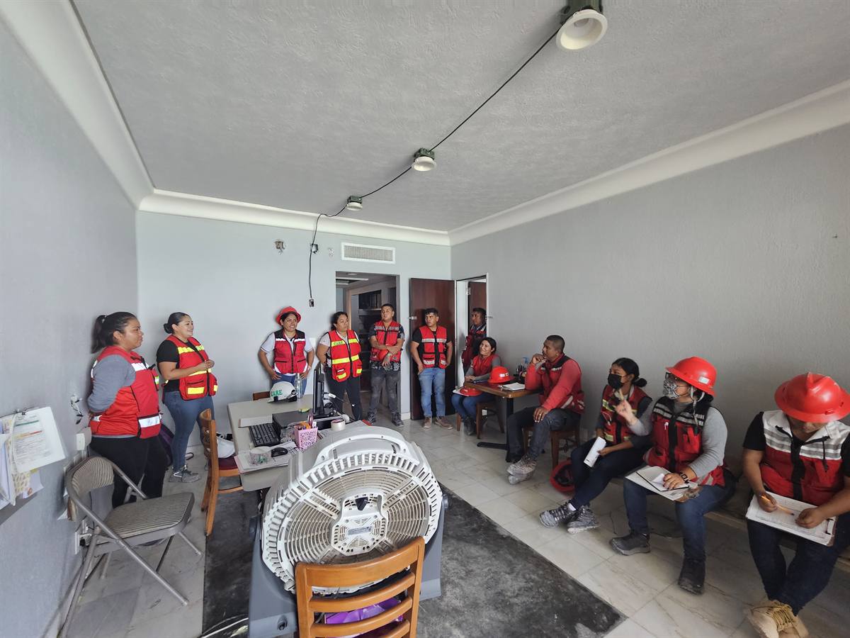 Equipo CARE Cancún en obra